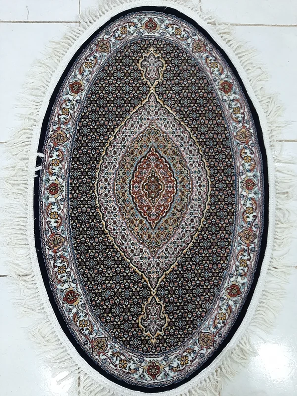 قالیچه فرش ماشینی یک و نیم متری بیضی ریزماهی سرمه ای ۷۰۰ شانه اصل